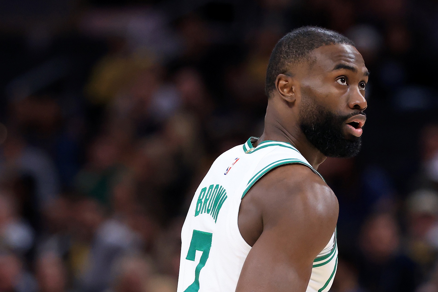 今儿不在状态啊！杰伦·布朗半场9投仅3中&amp;有4失误 正负值-17