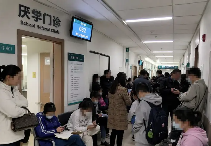 星空体育入口-休学门诊挤满了初三学生，北大教培人揭开真相：三条路全被堵死，他们无处可逃